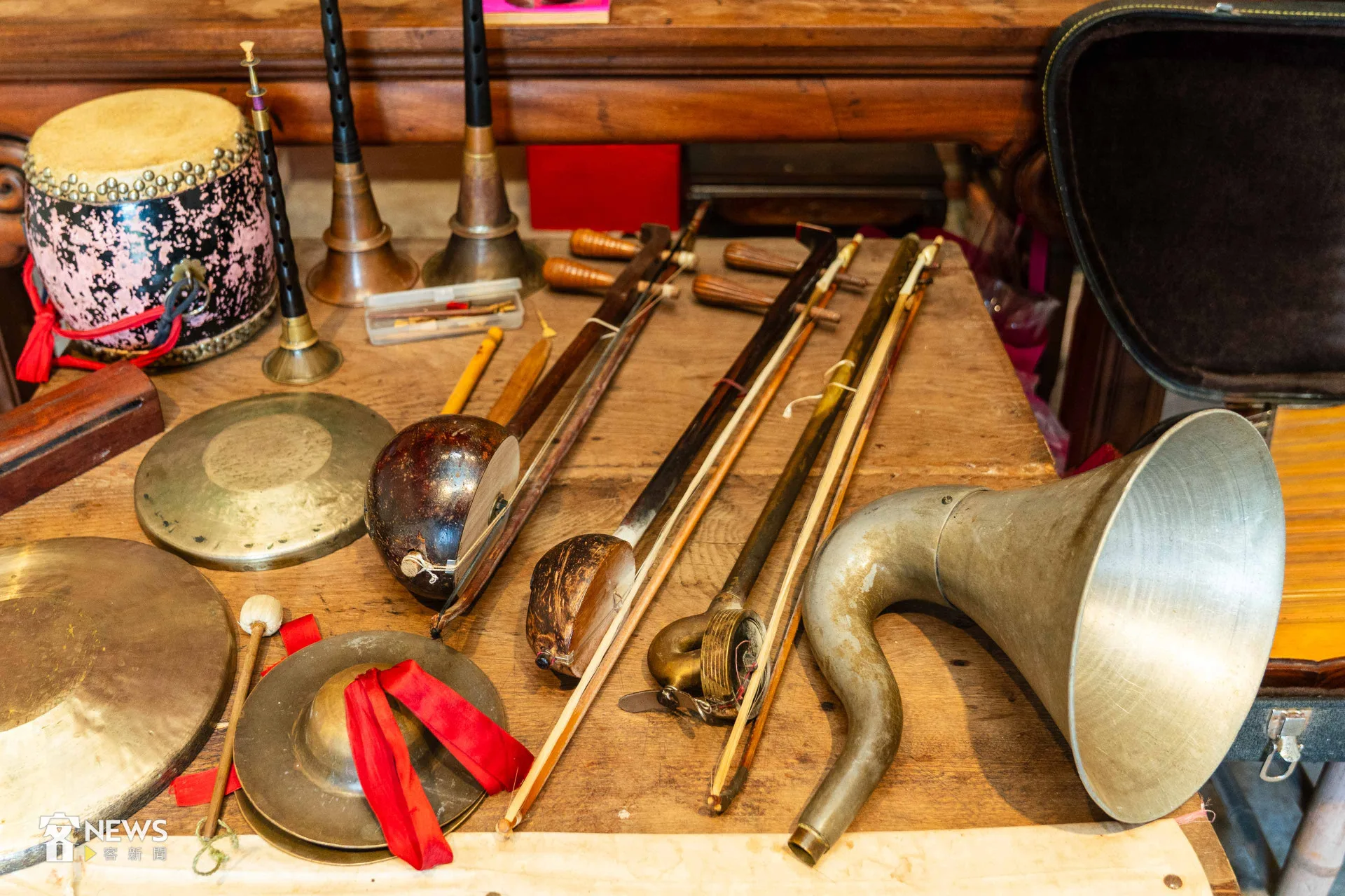 一場傳統八音演出中，基本配置有嗩吶、二弦、胖胡、喇叭弦、揚琴，再加上打擊。李台源攝