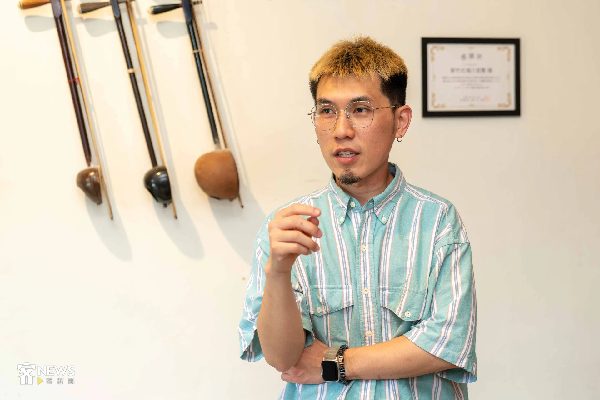 新竹北埔八音團最年輕的團長佐京，詳細介紹客家八音的技術。李台源攝