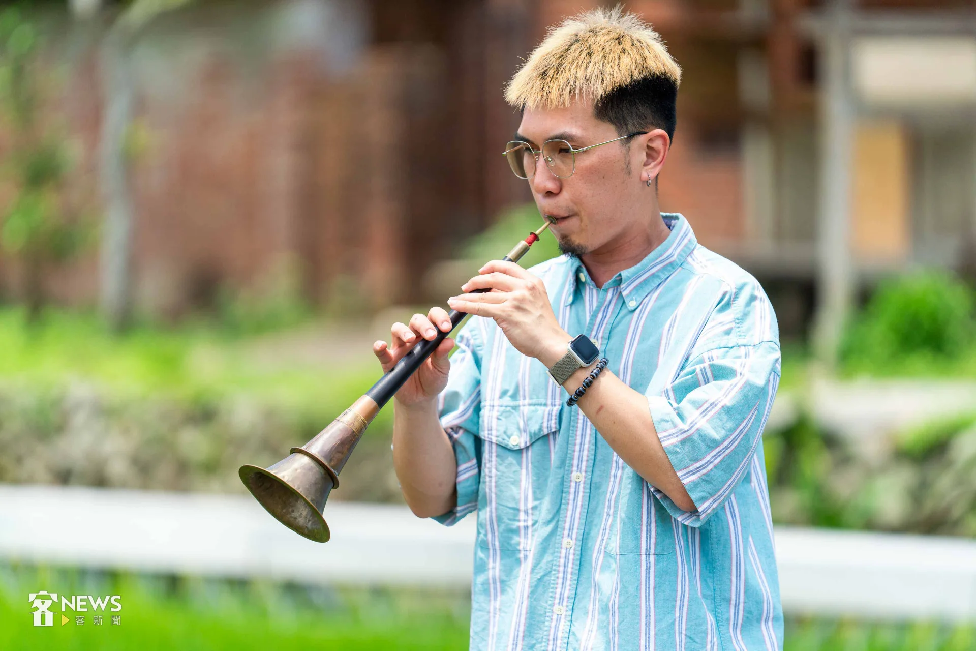 佐京說，八音重點不在照譜吹，要的是韻味。李台源攝