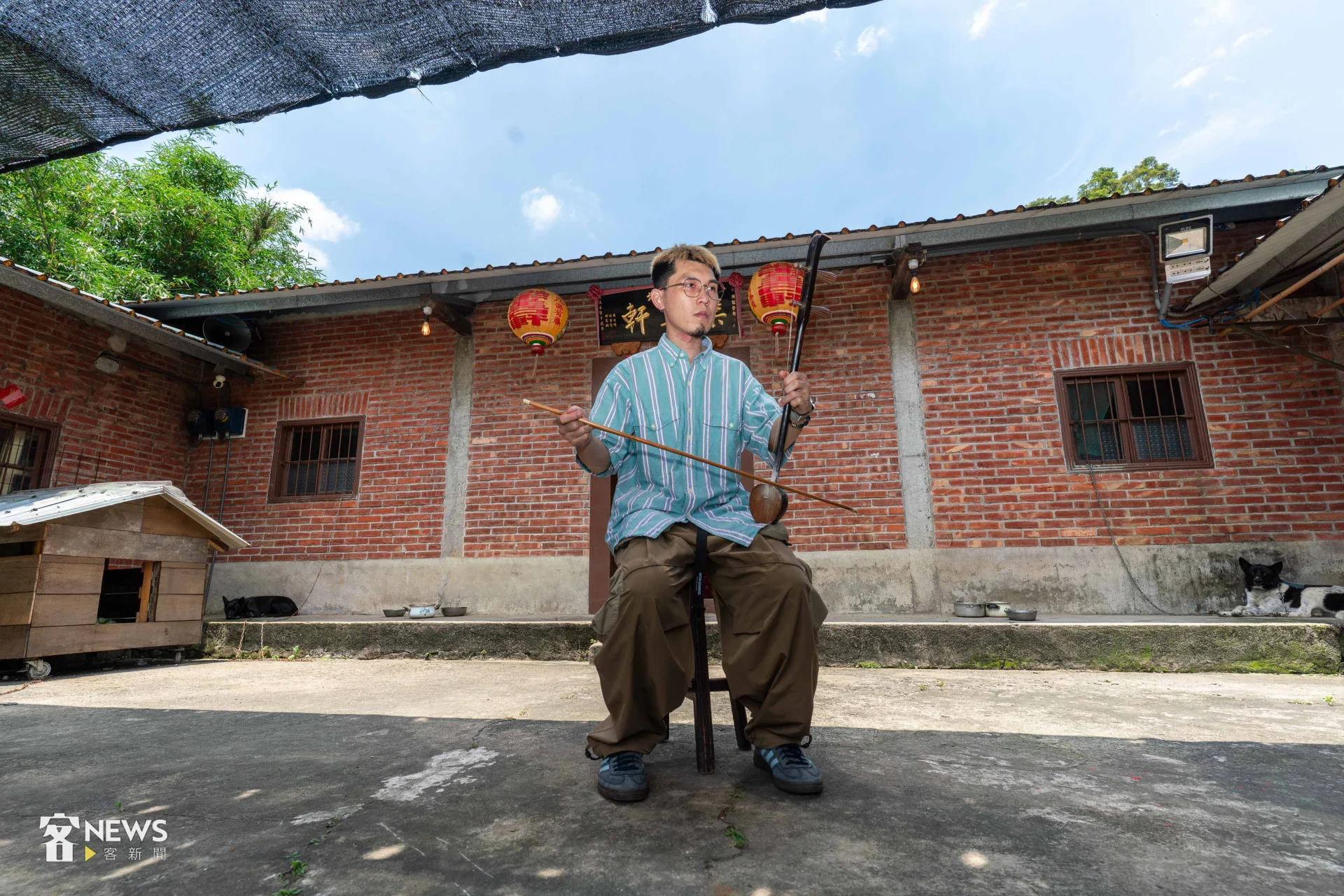 不只嗩吶，佐京也會胡琴等其他八音樂器。李台源攝