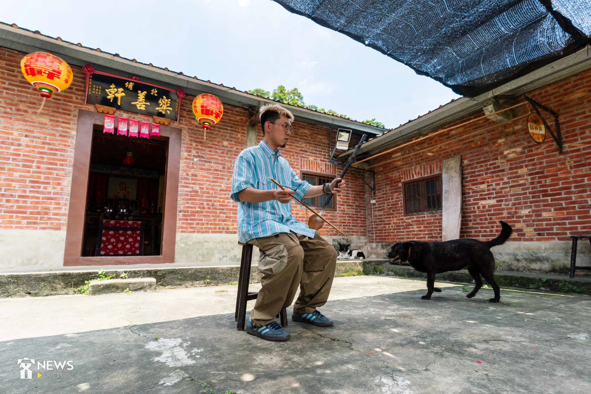 佐京在峨眉的工作室，娓娓道來從學習到帶團演出的音樂人生。李台源攝