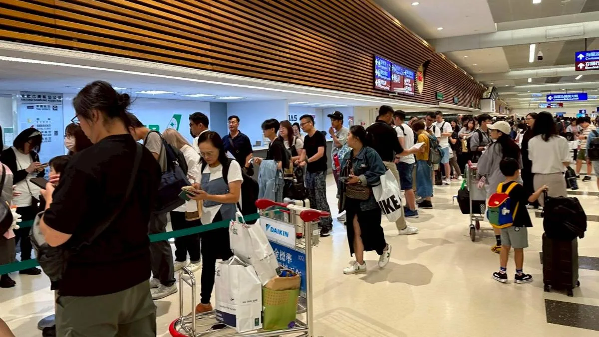 國泰航空從日本大阪飛回台灣的CX565班機,不僅發生飛機延誤超過2小時,整個班機旅客的行李還被丟包在日本,沒有跟著回來,讓民眾相當憤怒。翻攝自爆料公社臉書公開社團