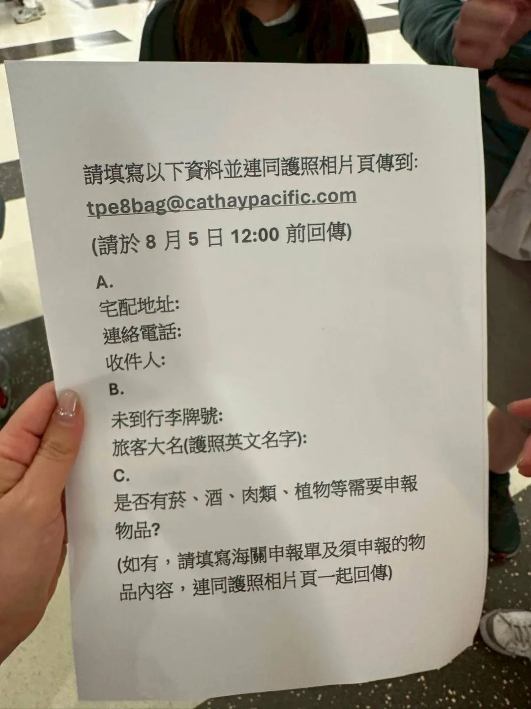 國泰航空從日本大阪飛回台灣的CX565班機,不僅發生飛機延誤超過2小時,整個班機旅客的行李還被丟包在日本,沒有跟著回來,讓民眾相當憤怒。翻攝自爆料公社臉書公開社團