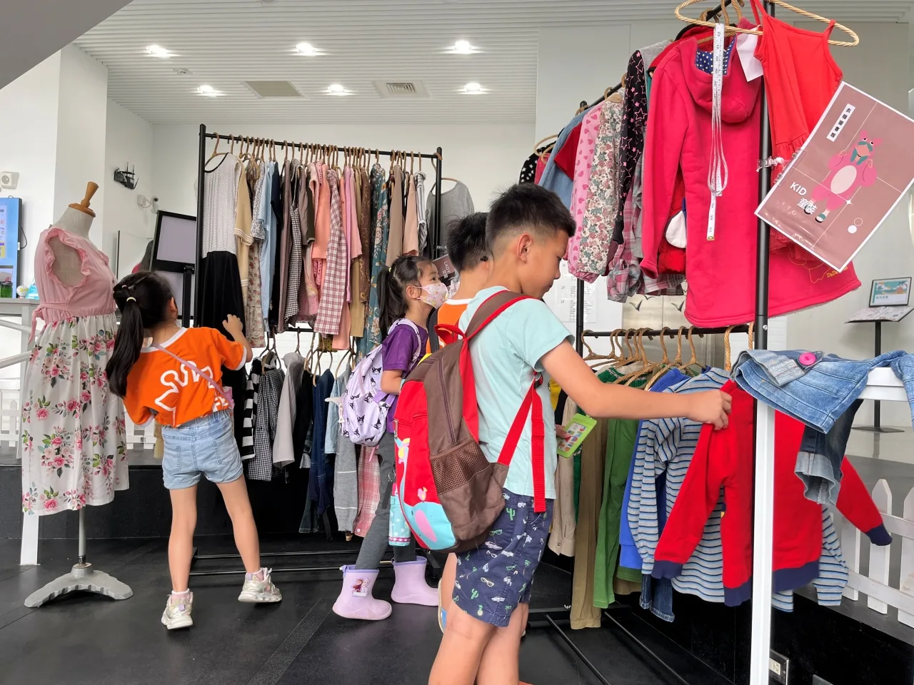 上楓圖書館歡迎大小朋友來借書換衣，一起為環保盡一份心力。台中市政府提供