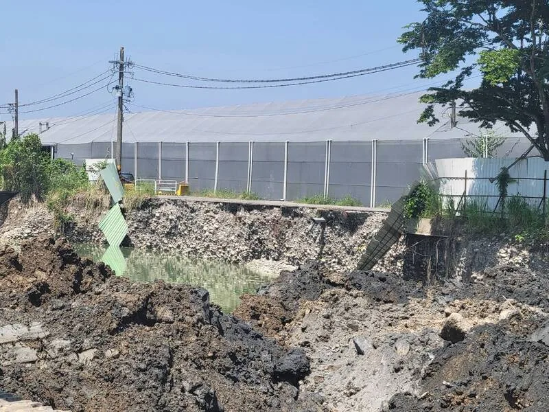 高雄市美濃區吉洋里有農地遭違法盜採砂石，面積近1公頃、深度目測達20公尺，農地外的道路地基遭淘空。柯志恩辦公室提供