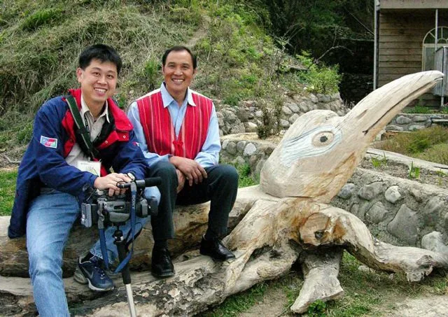 司馬庫斯頭目馬賽(跟新竹縣政府新聞處長顏章聖很高興這個發現，呼籲遊客上山發現千萬不要驚擾它。陳權欣攝