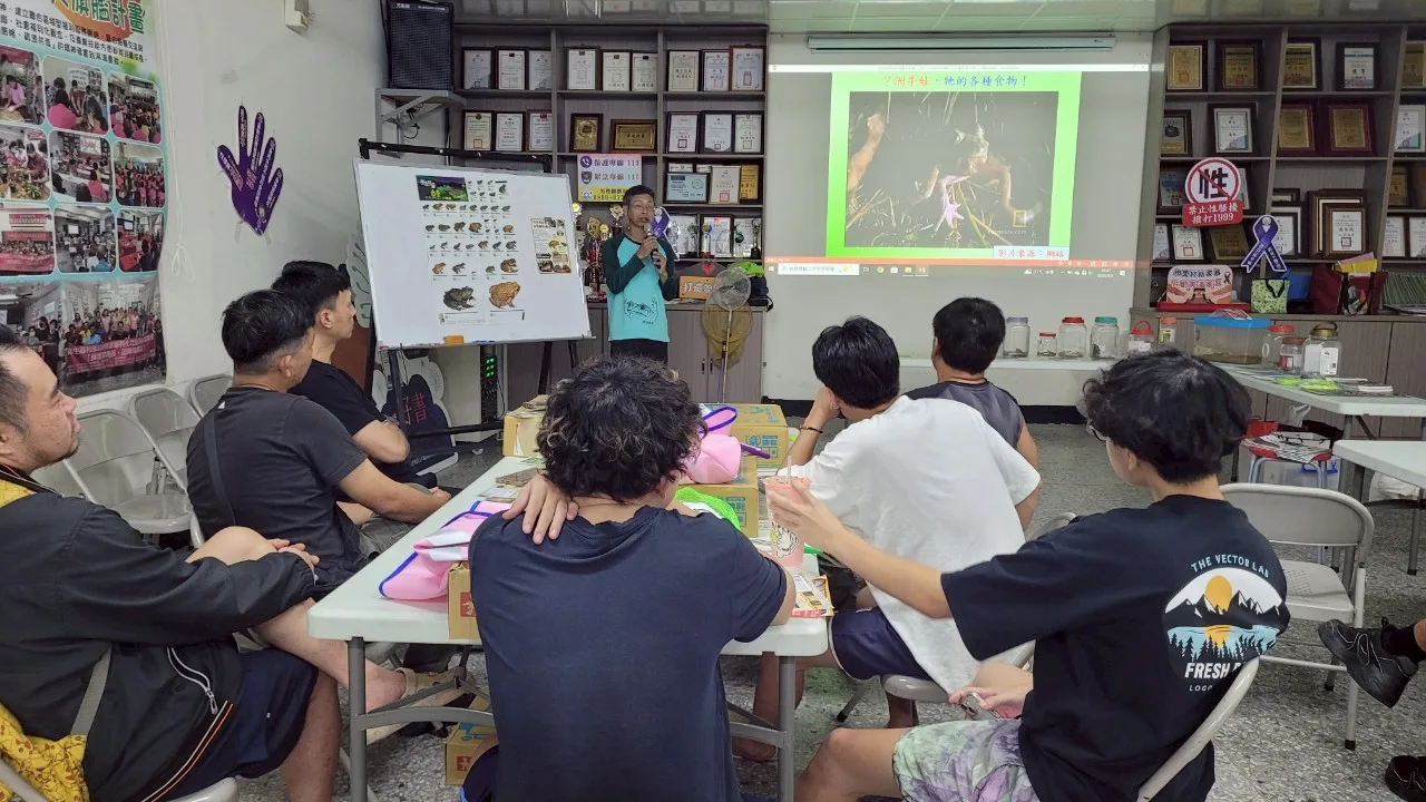 南投縣政府5日舉辦教育訓練，為移除小隊講授外來種蛙類知識。南投縣政府提供