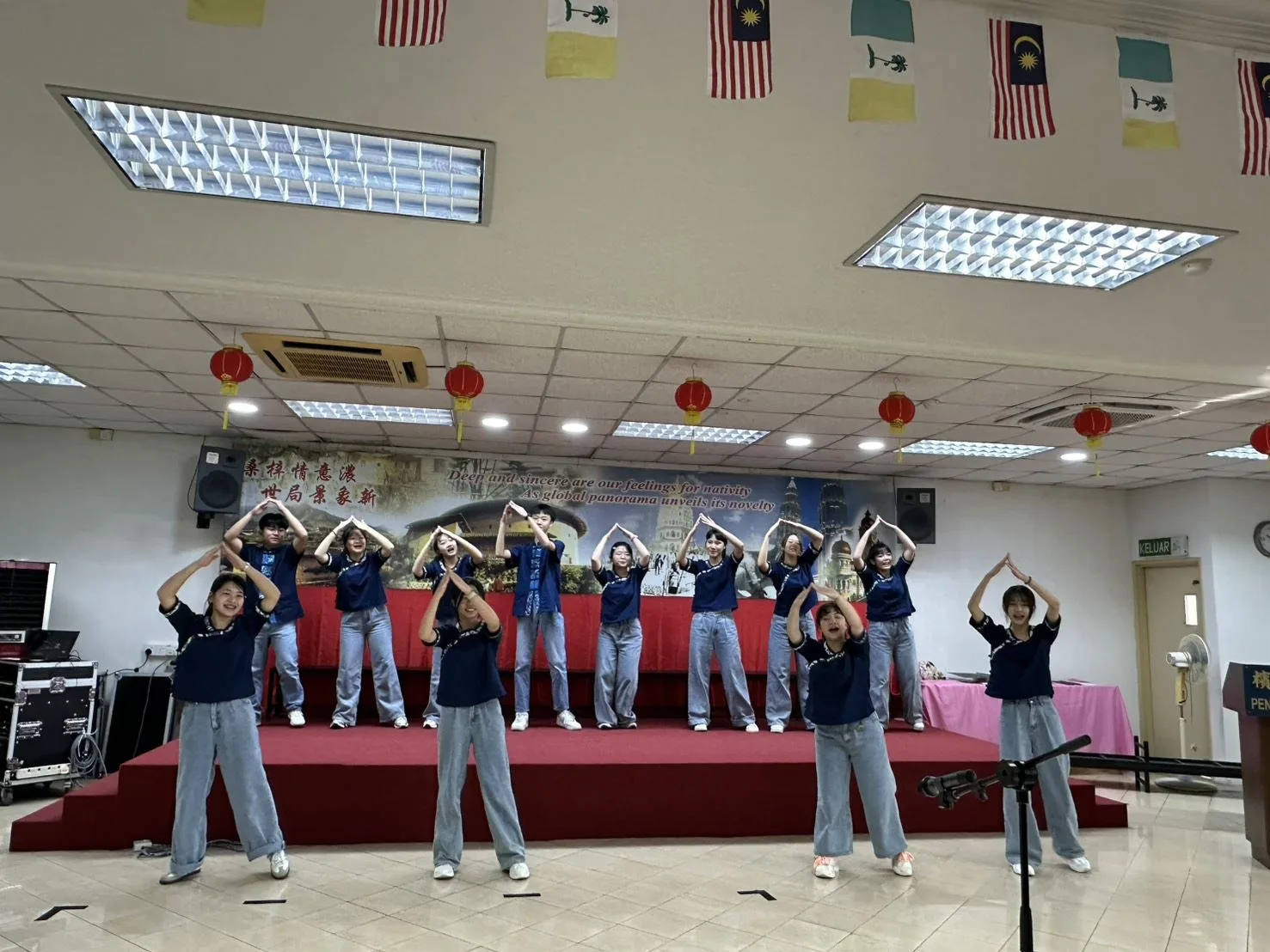 客家青年訪問團身著藍染服飾，帶來系列客語表演。苗栗縣政府提供