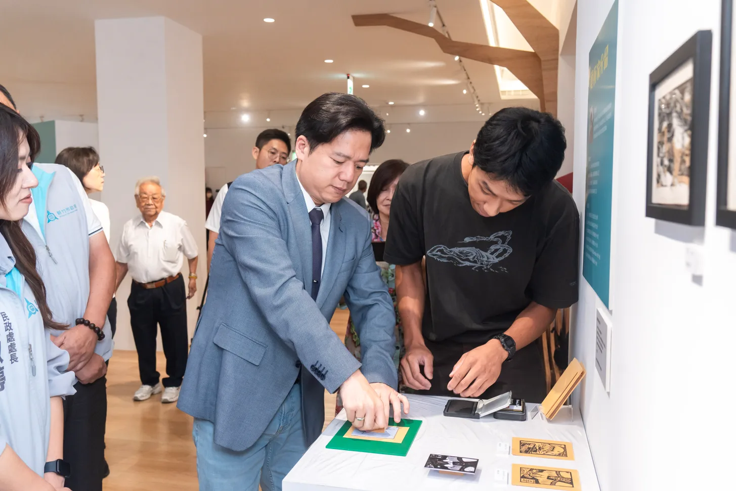 新竹市代理市長邱臣遠（圖）參展體驗客家文化。新竹市政府提供