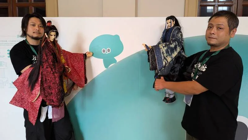 台中豐原新勝景掌中劇團團長朱勝珏（右）與副團長朱祥溥（左）。中央社