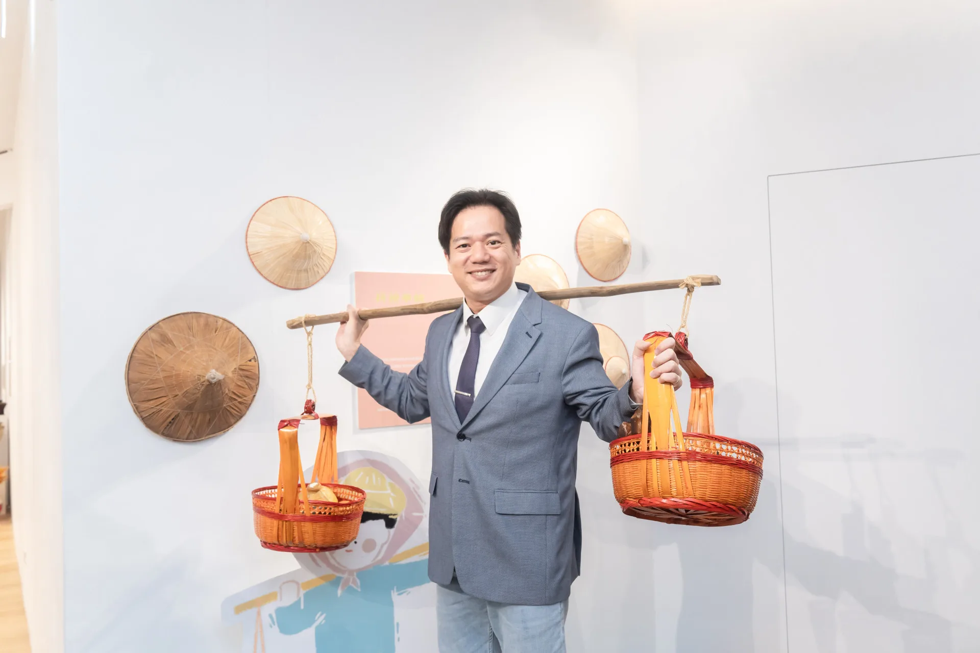 新竹市代理市長邱臣遠參展體驗客家文化。新竹市政府提供