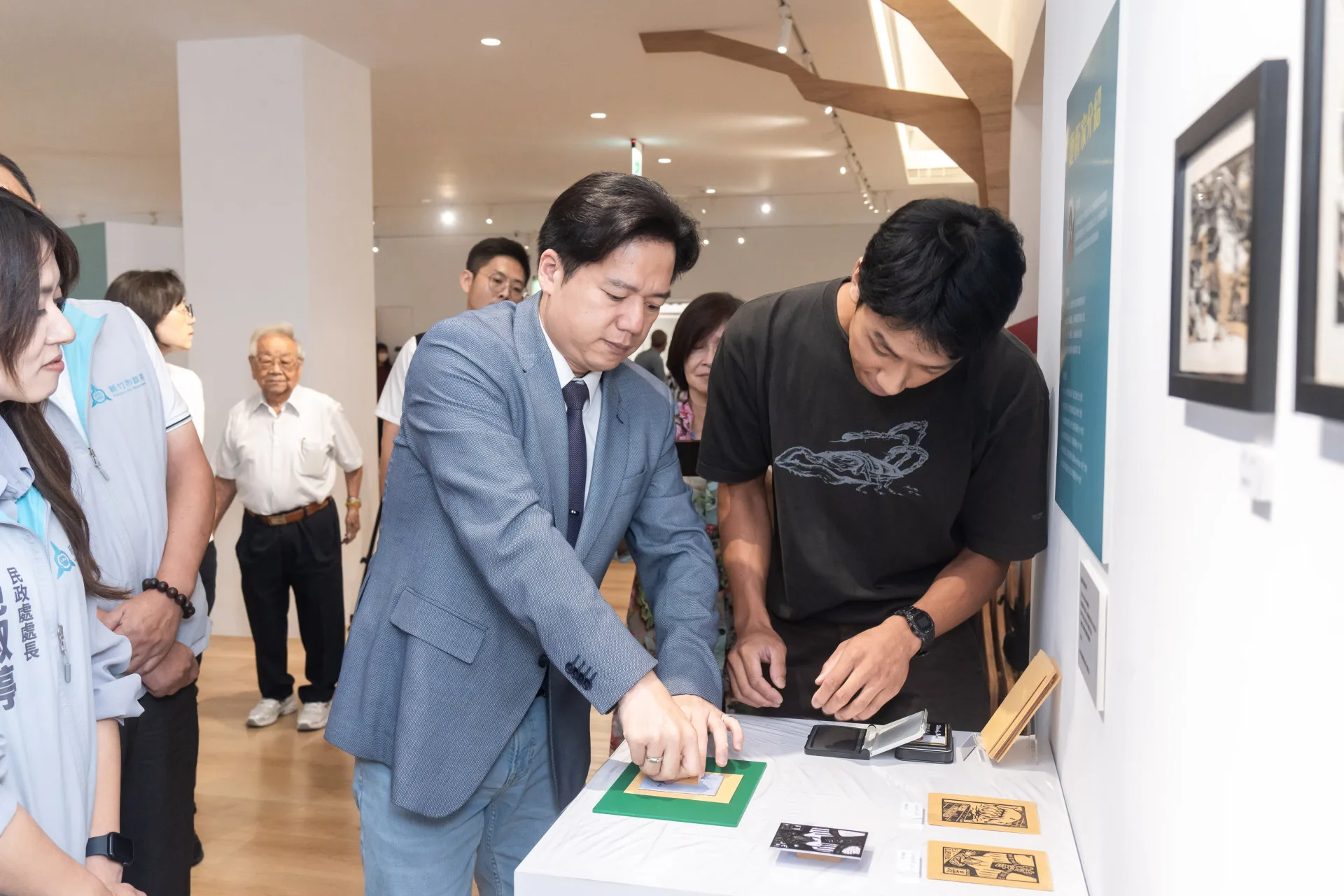 新竹市代理市長邱臣遠參展體驗客家文化。新竹市政府提供