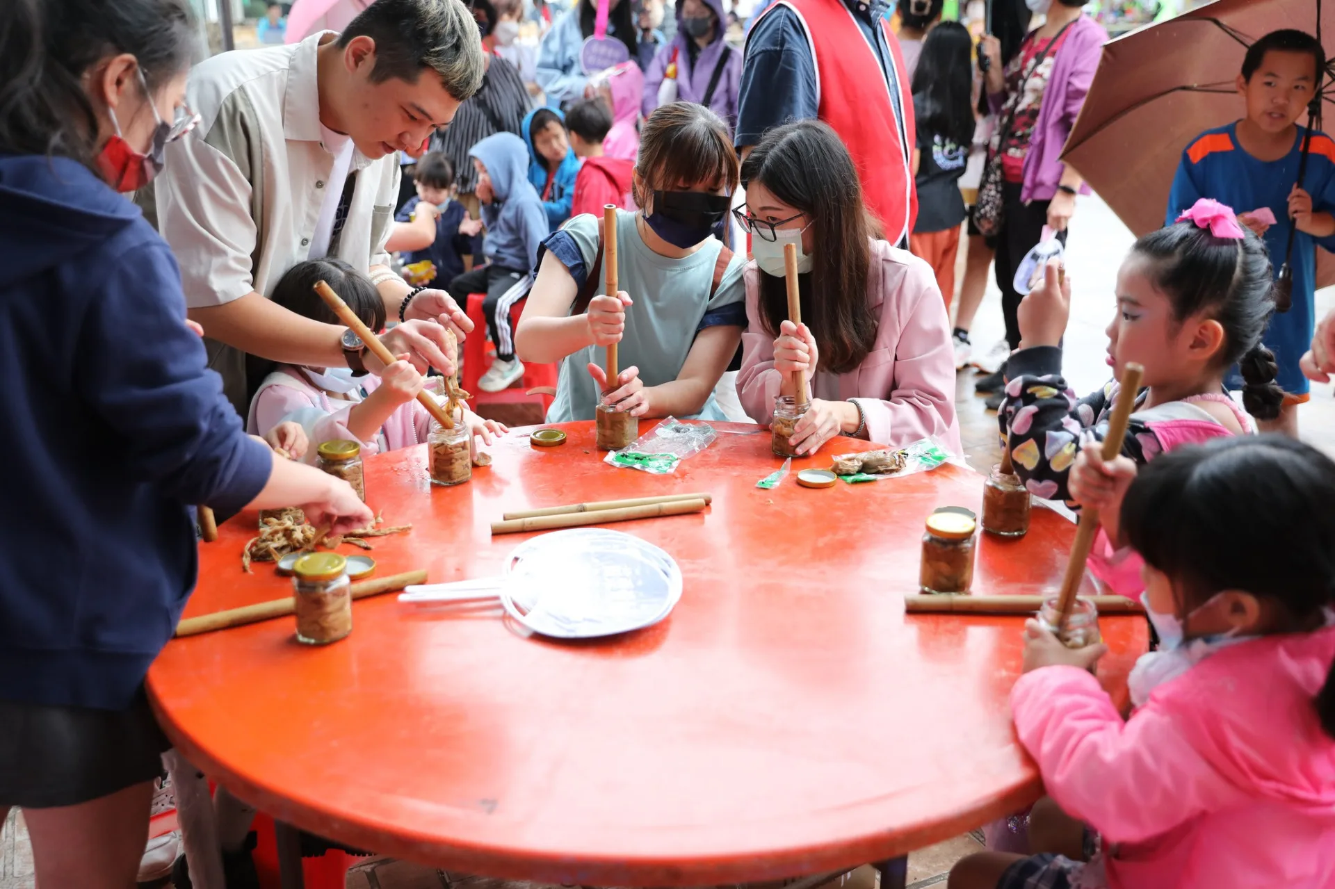 苗栗縣政府持續推動社區營造。圖為2024年「福運滿盈擠福菜」成果展。翻攝自苗栗社造 臉書