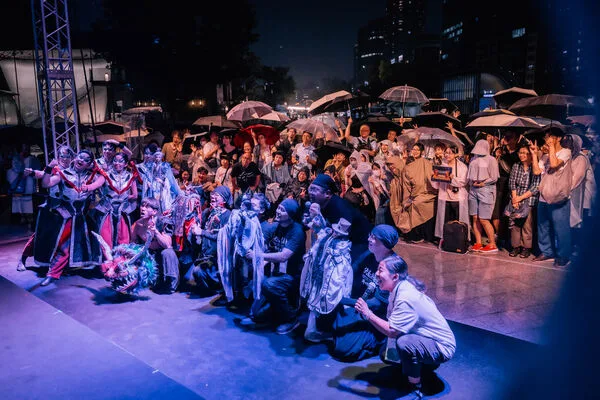 許多日本民眾冒雨看演出。文化部提供