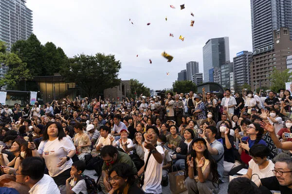 現場大撒糖果，民眾興奮參與。文化部提供