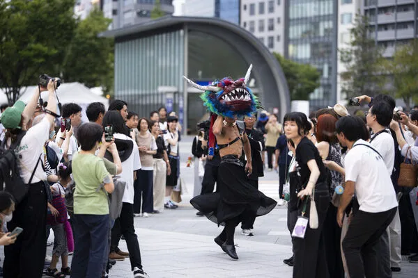 演出時戲偶能走到觀眾身旁。文化部提供