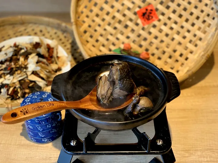 首烏廚EAT的首烏帝王雞湯。