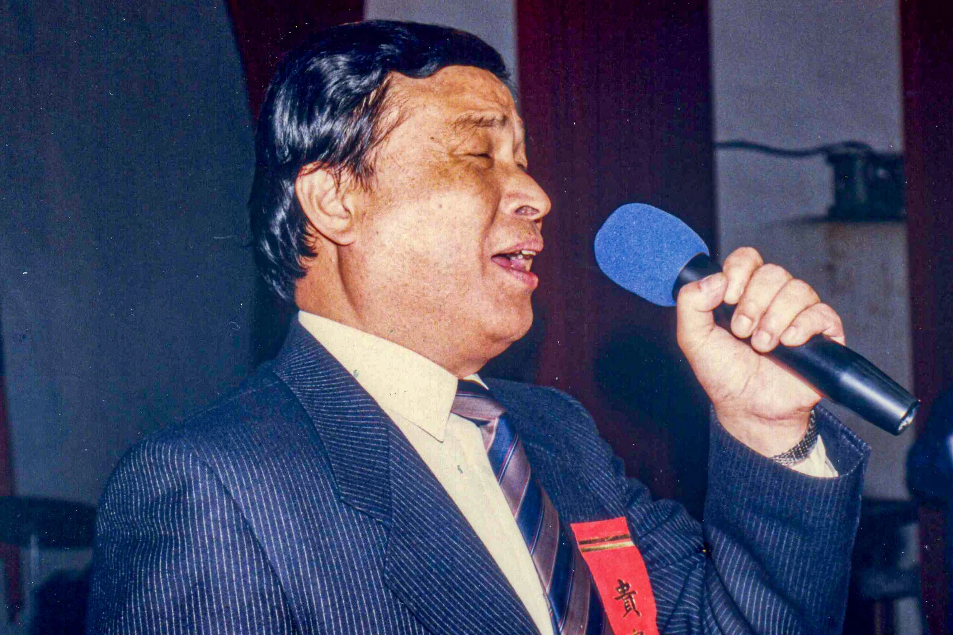 楊兆禎教授在音樂廳唱山歌，是一種表演式山歌，就是衍生態山歌。楊國鑫攝