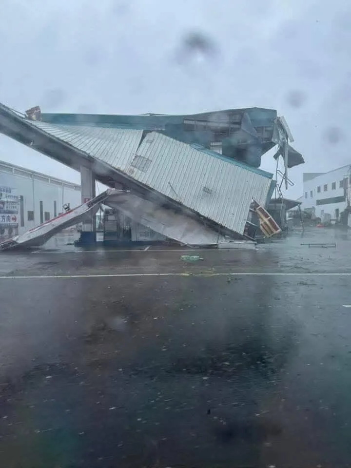 台東市更生路北基加油站屋頂因楊柳颱風強風吹倒。民眾提供