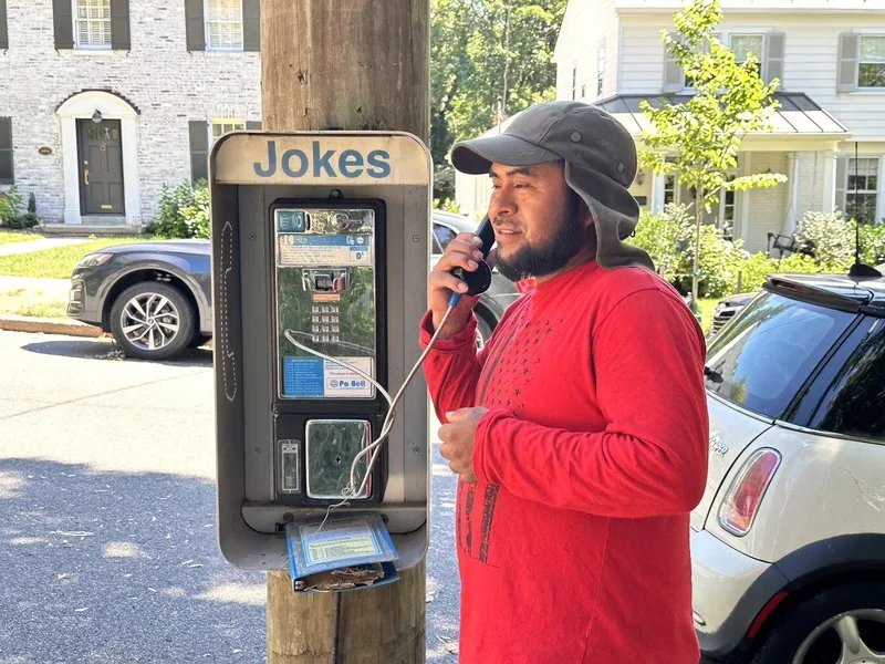 美國華府郊區有一台「笑話電話」（Jokes Phone）佇立，在附近工作的西爾博羅（Silbolo）受訪直呼，「真是個新鮮的體驗」。中央社