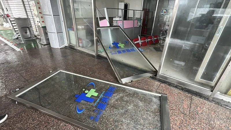 颱風楊柳13日直撲台東,衛福部台東醫院急診室大門遭吹落,風雨灌入醫院內。中央社