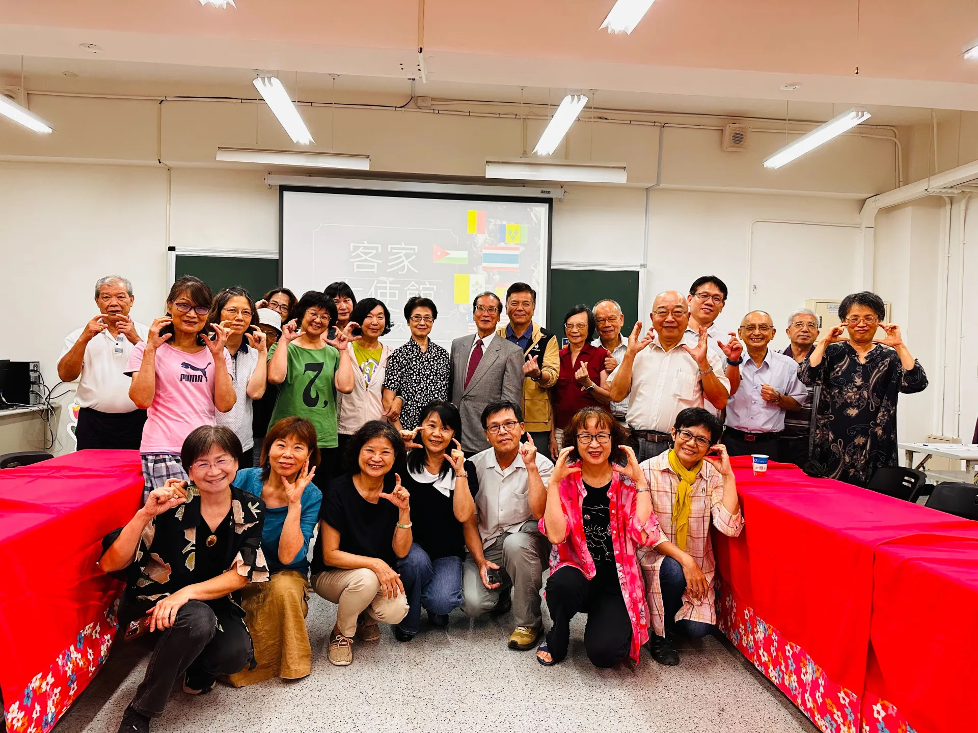 鄭博久與聽眾合影。台中市政府提供