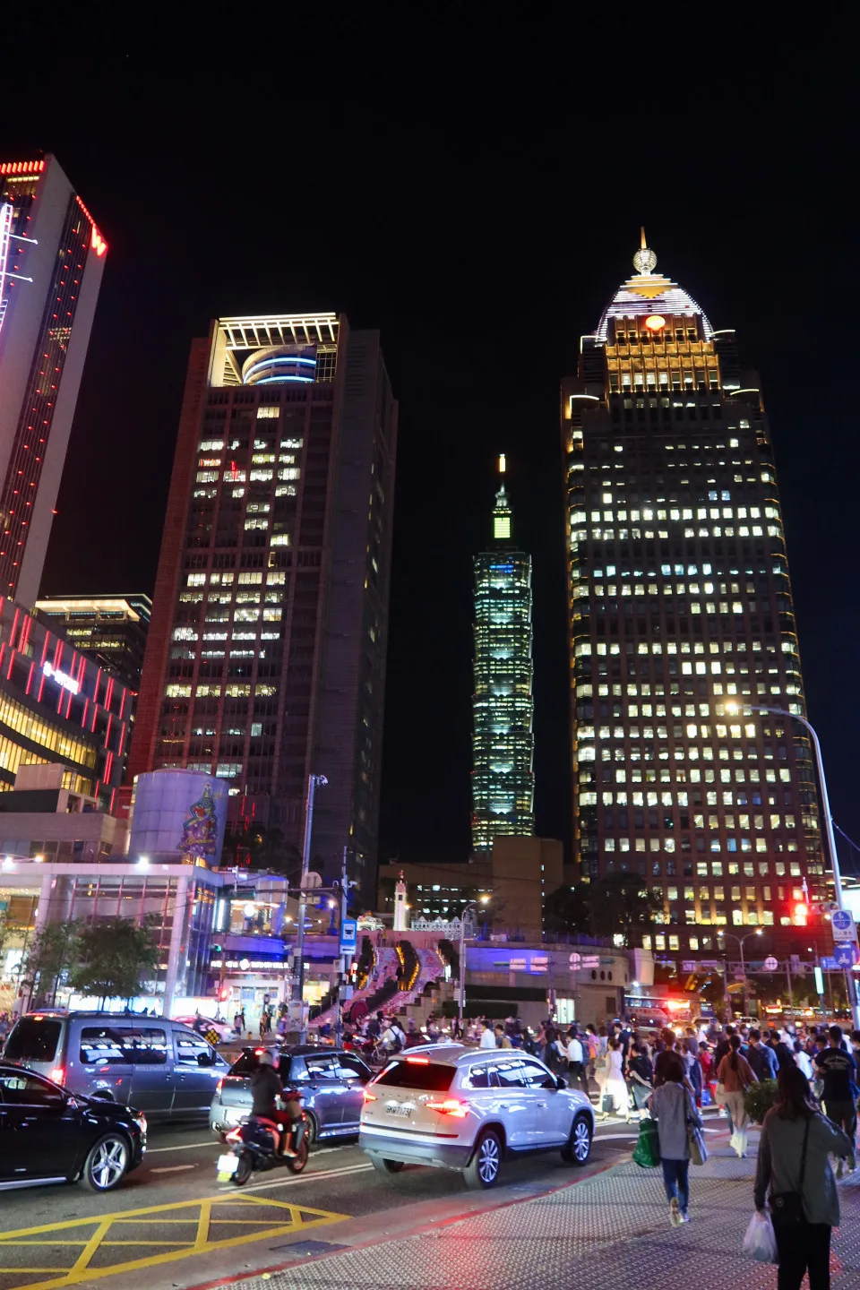 台北市信義區夜晚熱鬧繁華的景像。何來美攝