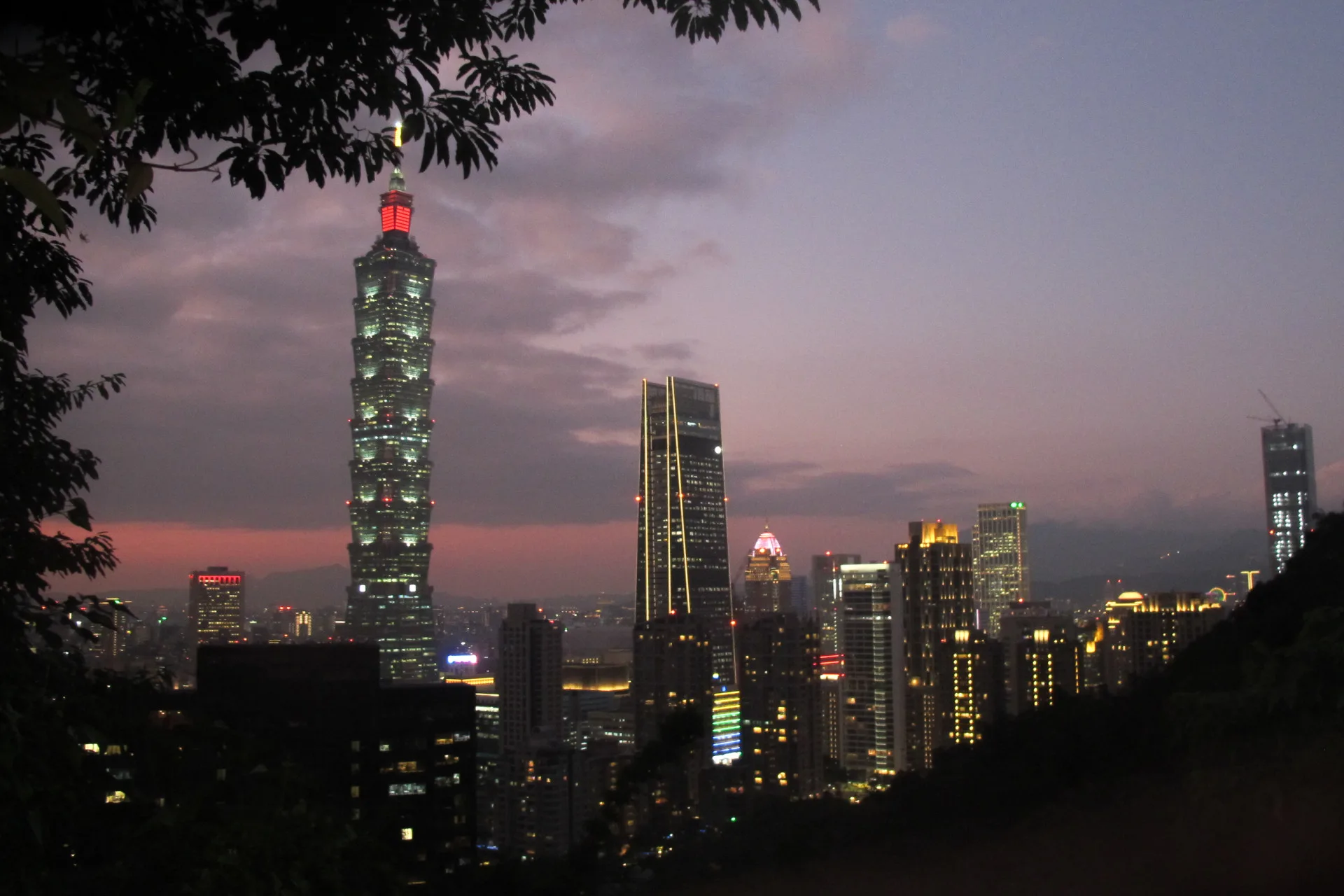 二戰結束80週年的今天，台灣自由、民主、繁榮、富庶，是全民努力的成果。圖為從台北市象山看信義區101大樓夜景，光耀奪目。何來美攝