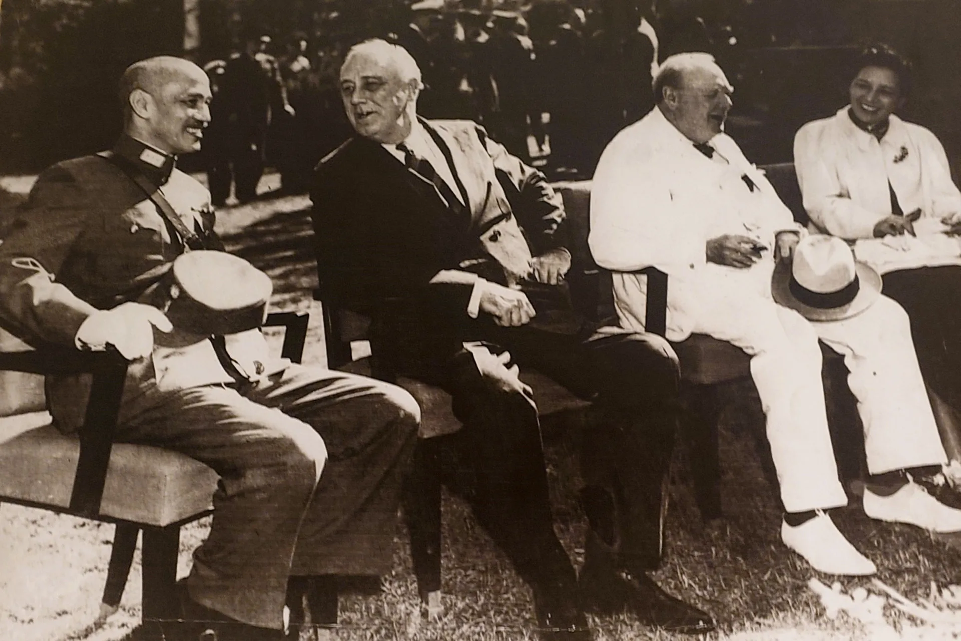 1943年開羅會議，出席的中美英領袖是中華民國國民政府主席蔣中正（左起）、美國總統羅斯福、英國首相邱吉爾，蔣夫人宋美齡亦出席擔任翻譯。何來美翻攝自台北市自由廣場展廳