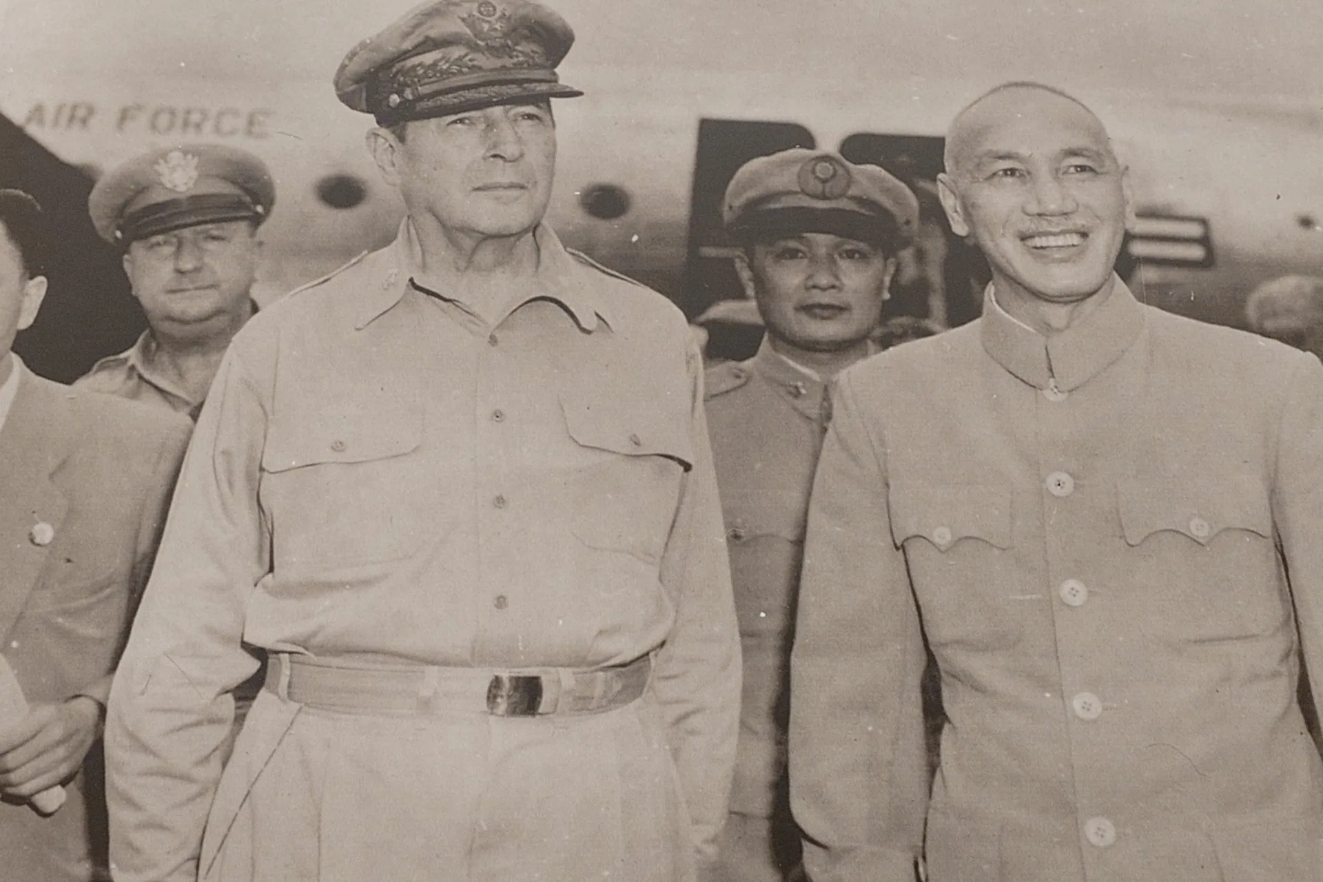 1950年6月韓戰爆發，援韓美軍最高統帥麥克阿瑟將軍到台北與蔣中正總統會談，因中共軍力抗美援朝，讓剛遷台的國民政府得到喘息機會。何來美翻攝自台北市自由廣場展廳