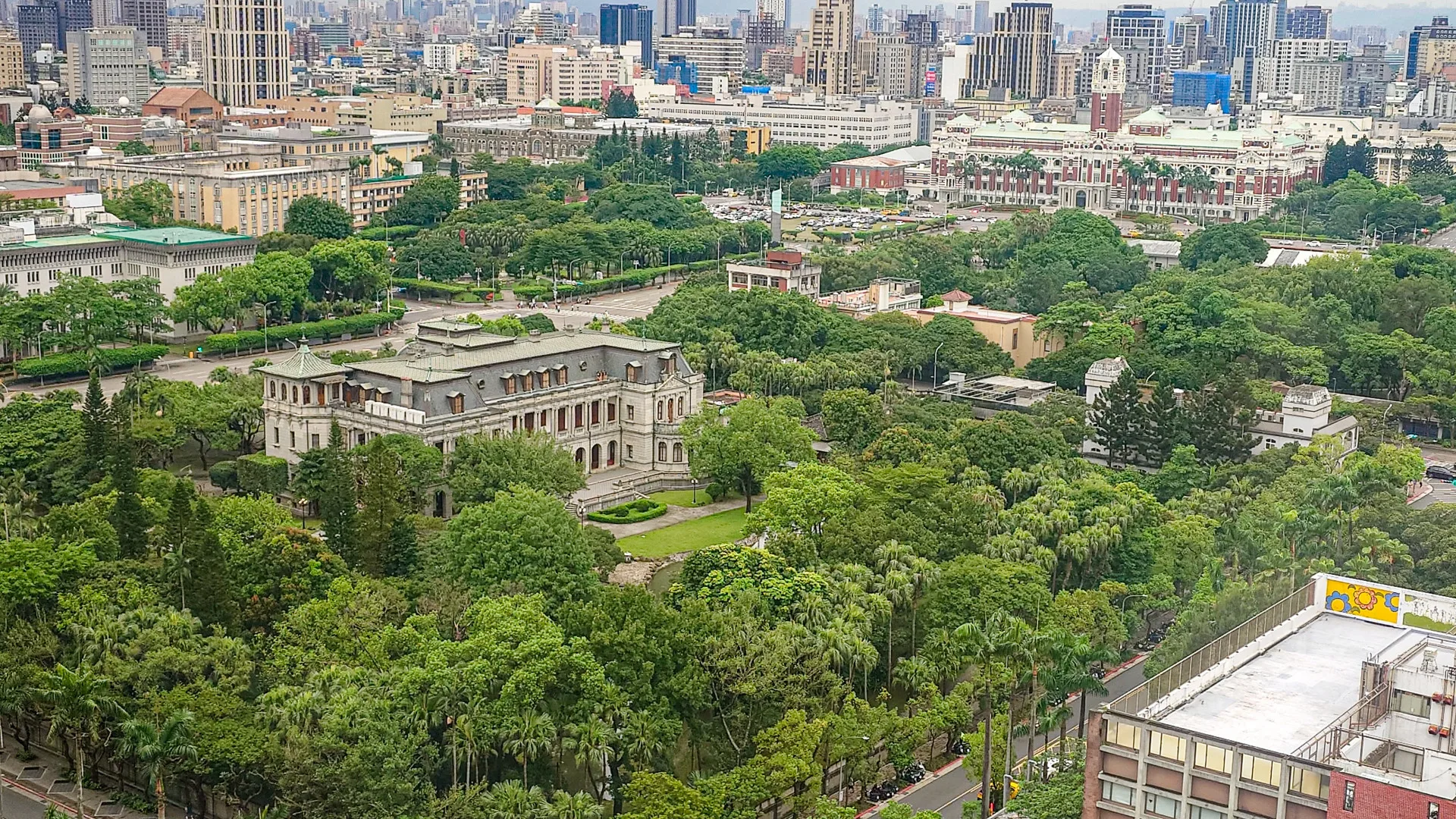 日治時期建的總統府（前台灣總督府）、台北賓館，現仍是台北市地標性建築。何來美攝