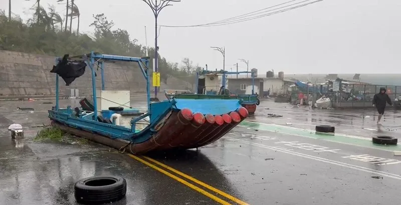 颱風楊柳13日下午從台東太麻里登陸,富岡地區一度出現15級陣風,連原本停放路旁膠筏,整艘被吹到路中央。中央社