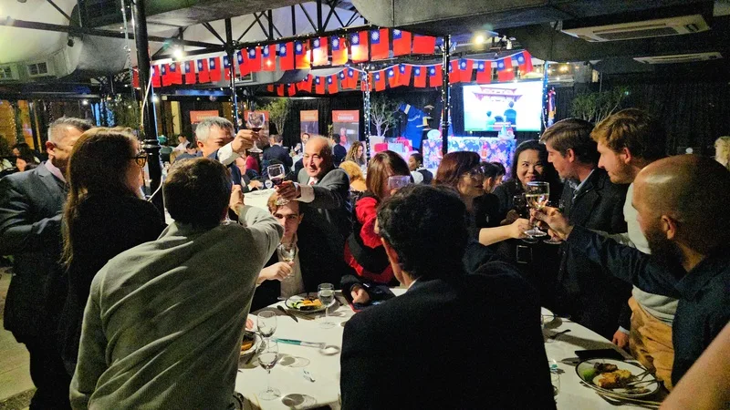 阿根廷政經賓客沉浸台灣宴席文化與熱情互動。中央社