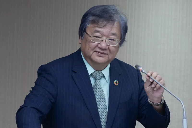 狼醫查詢平台僅揭露判決書，民團不滿懲戒結果未公開，性平案不一定進入訴訟，該機制反成不良醫師「保護傘」，立委更批敷衍行事。衛福部長邱泰源14日在立院表示，這些資料分散在各地方政府，格式不一，必須先建立統一的標準格式，預計半年內完成懲戒名單的揭露。中央社