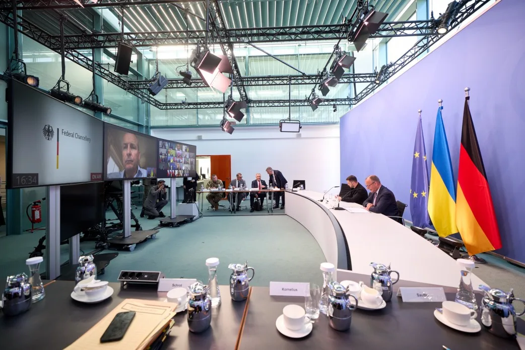 歐洲各國領袖、澤倫斯基與美國統統川普舉行線上會議,討論美俄峰會談判原則。翻攝自president.gov.ua