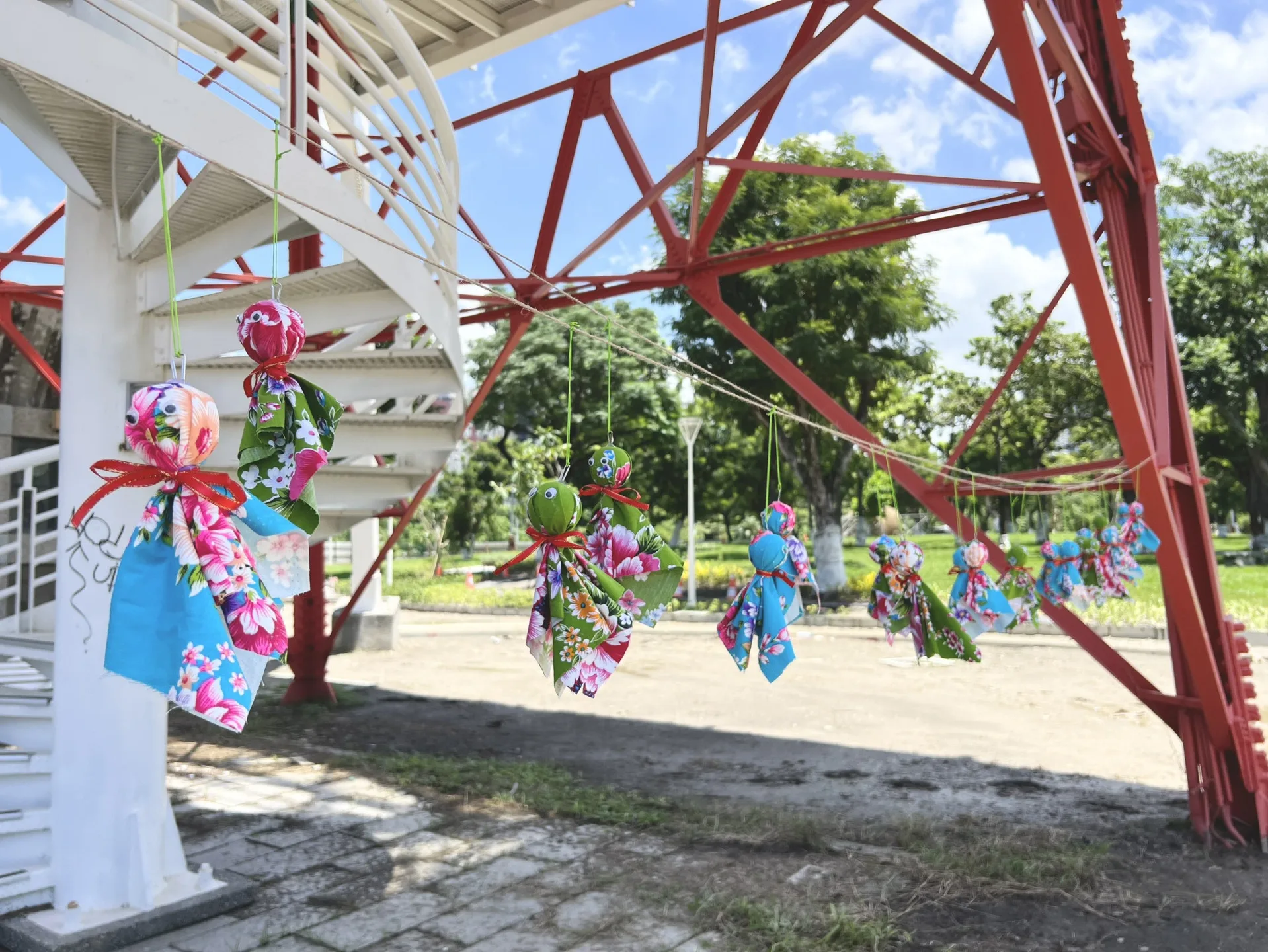 盤花公園工區掛上晴天娃娃。高雄市客委會提供