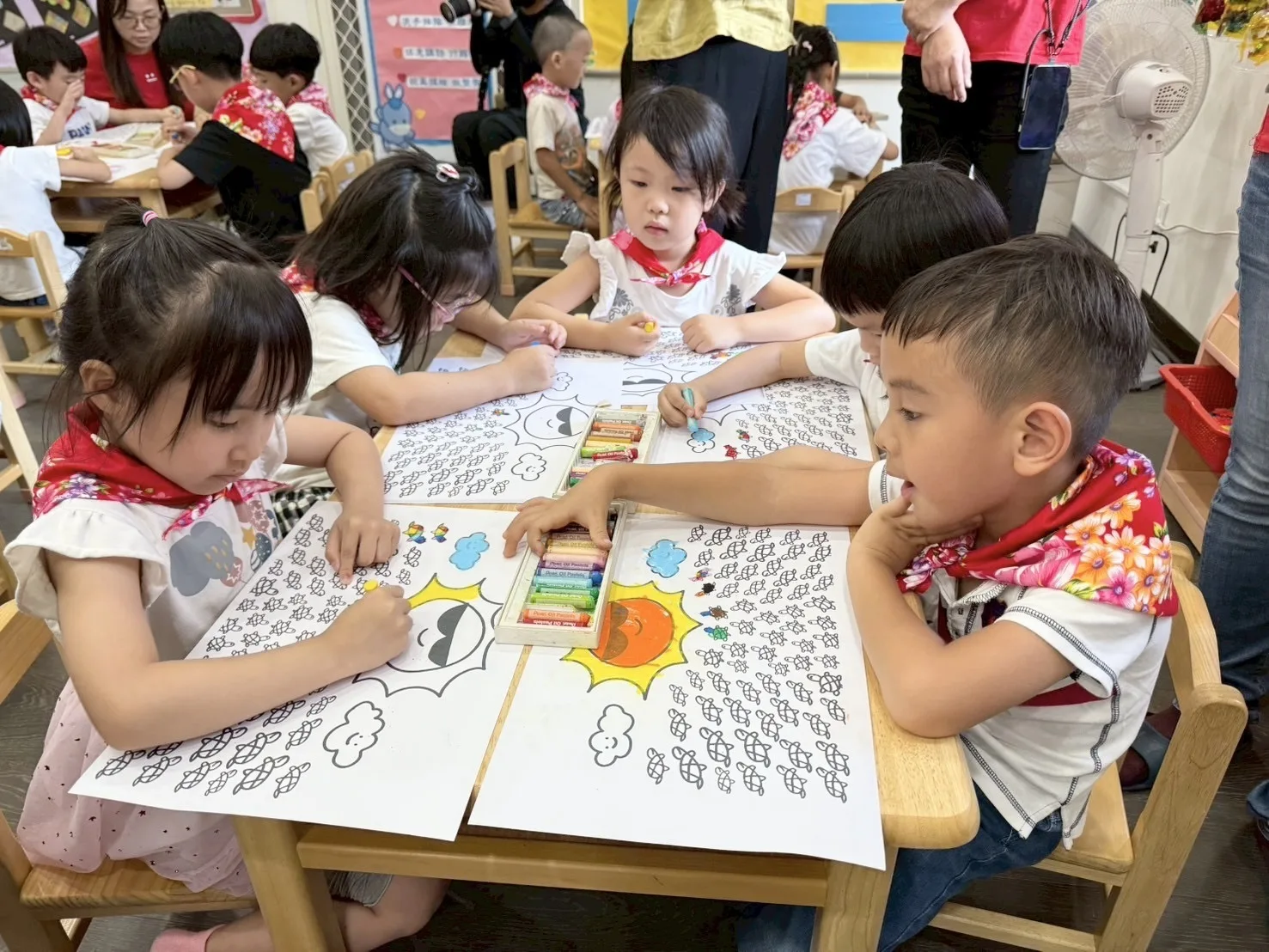 幼兒誠心地畫烏龜。高雄市客委會提供
