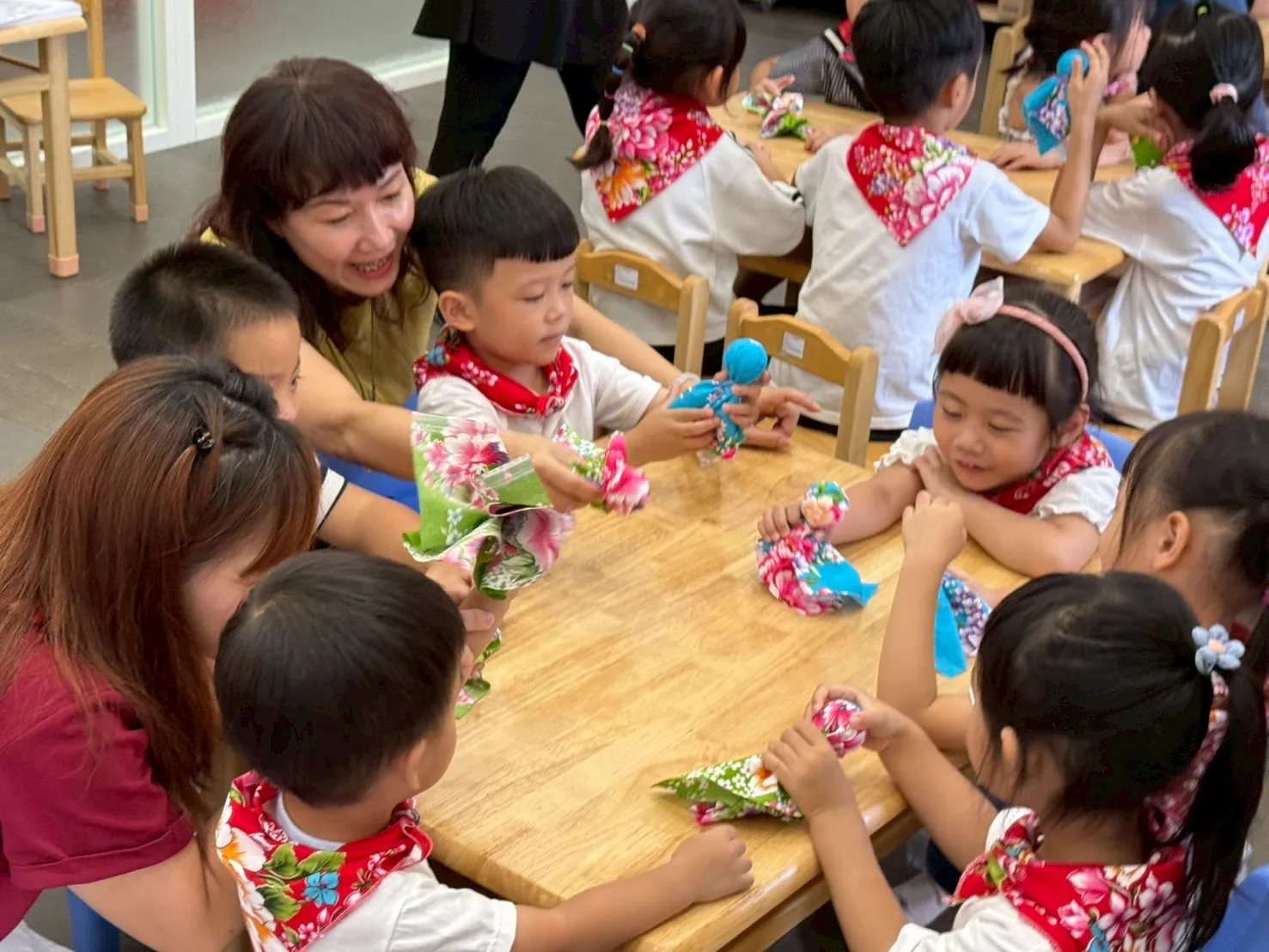 幼兒親手製作晴天娃娃。高雄市客委會提供