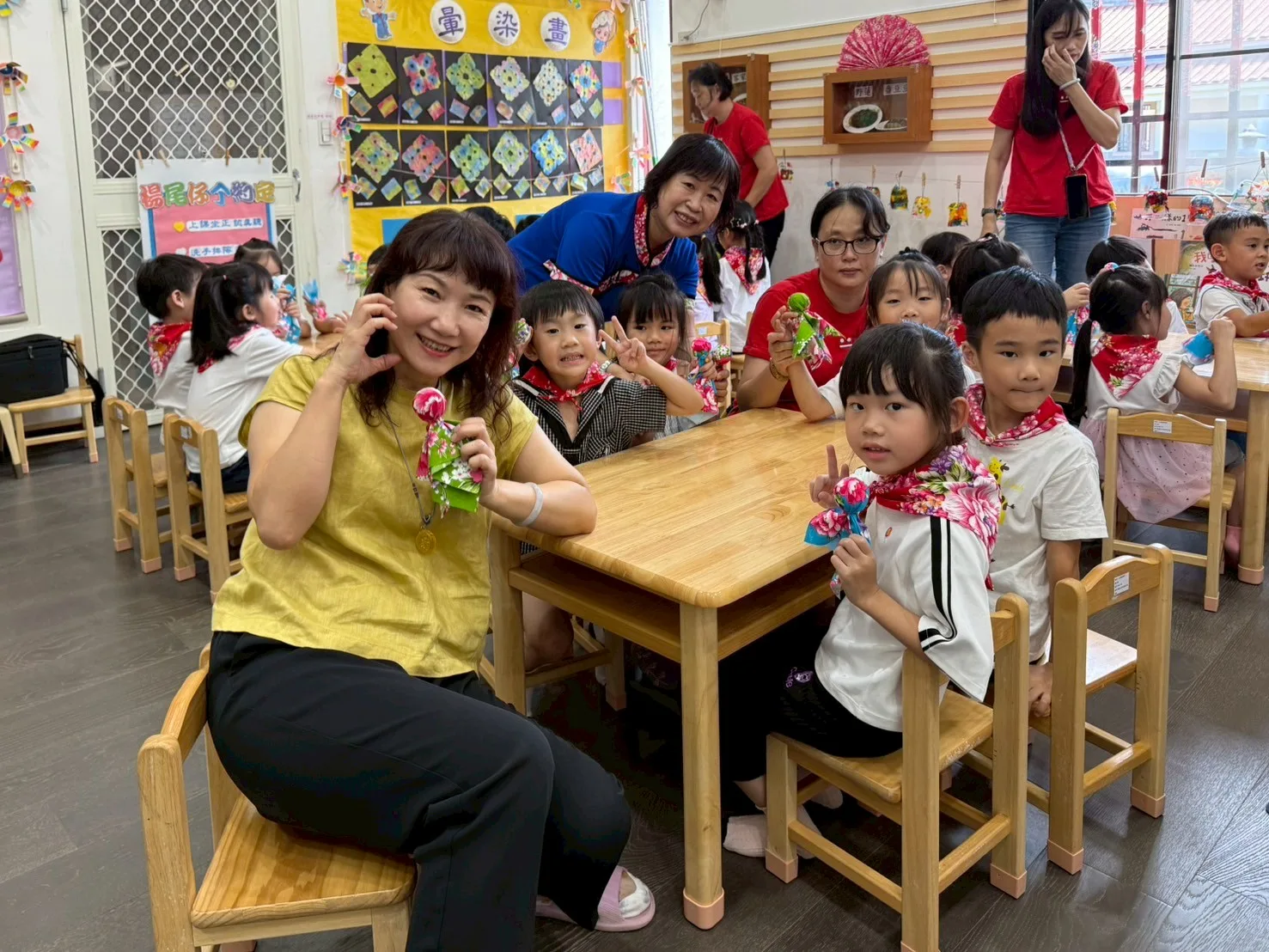 幼兒親手製作晴天娃娃。高雄市客委會提供