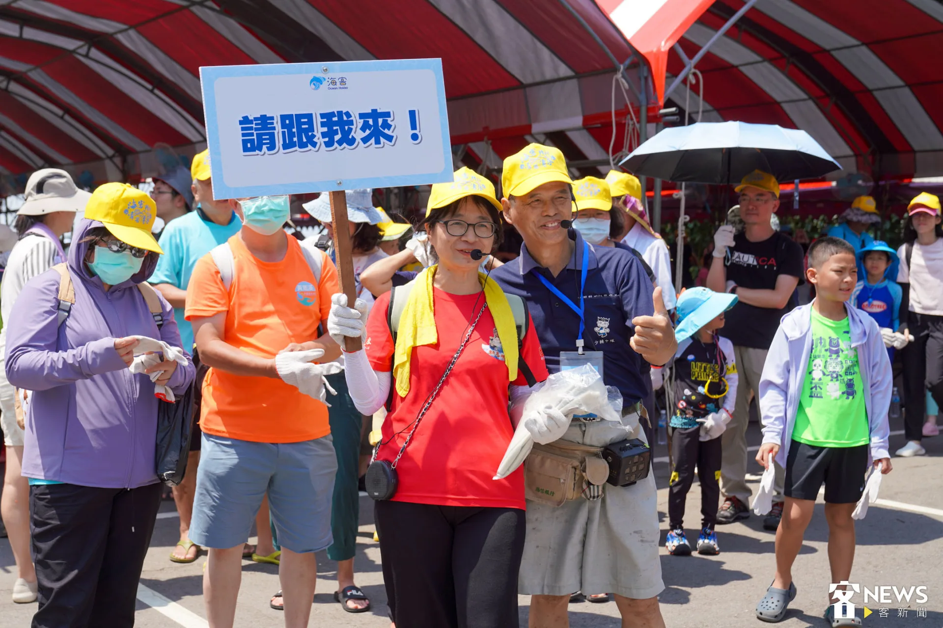 南岸隊伍出發，導覽余新亮（第一排右）說，牽罟分成南岸北岸兩組人，合作把漁網牽上岸。李宥妍攝