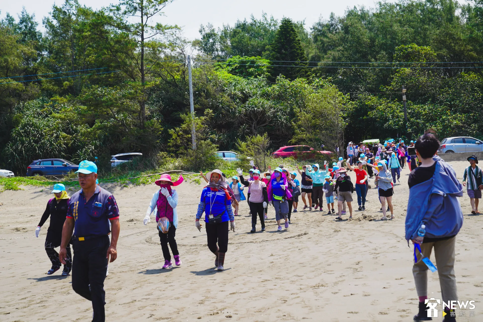 北岸牽罟人馬出發。李宥妍攝