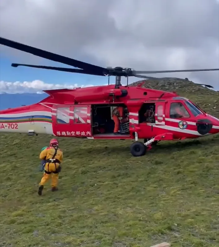 南投縣信義鄉可樂可樂安山16日發生山域事故，70歲老翁及63歲女山友到院前已無生命跡象，同行8歲男童失溫但生命徵象穩定。翻攝畫面