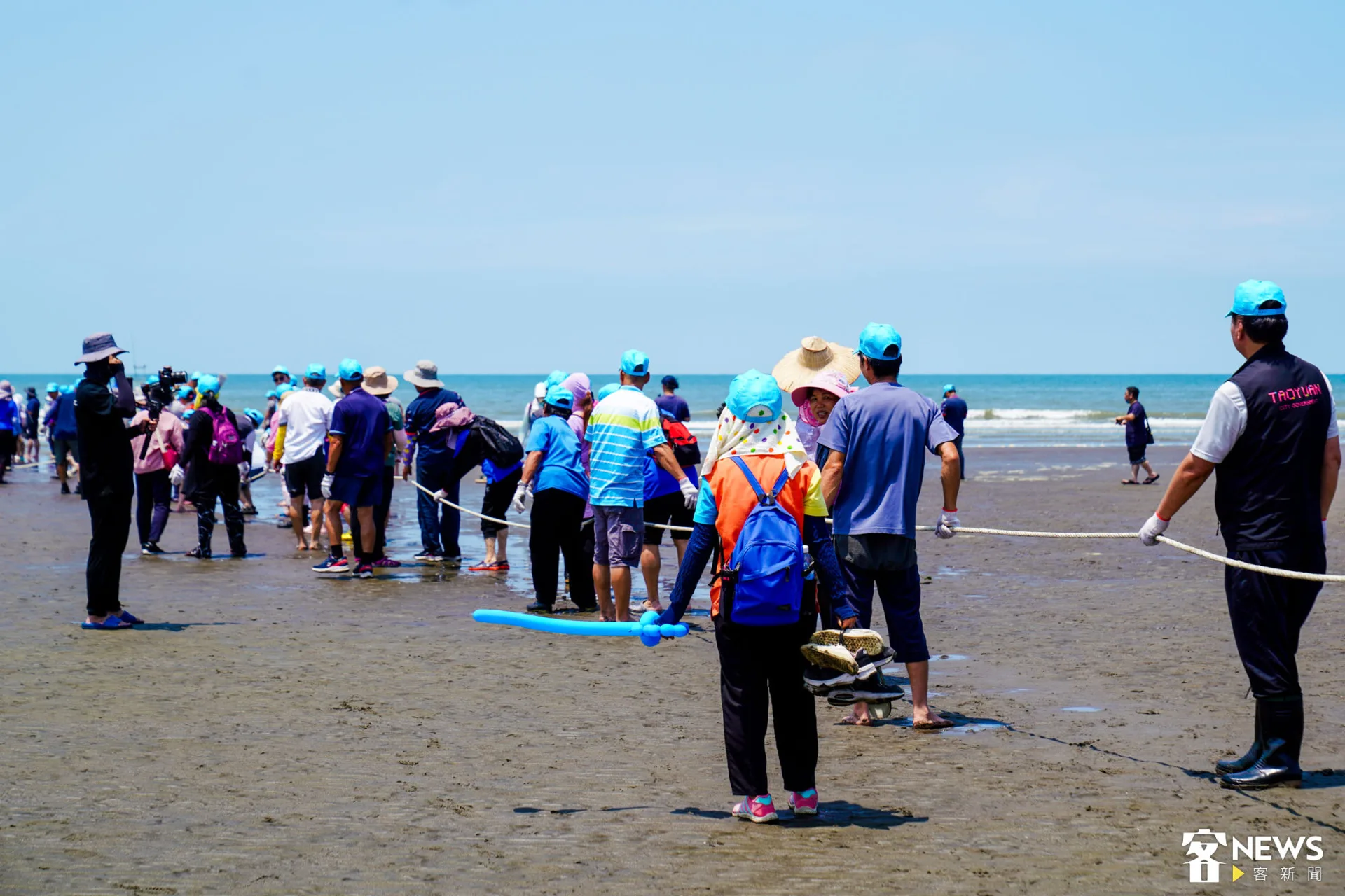 眾人以接力方式把繩索拉上岸。李宥妍攝