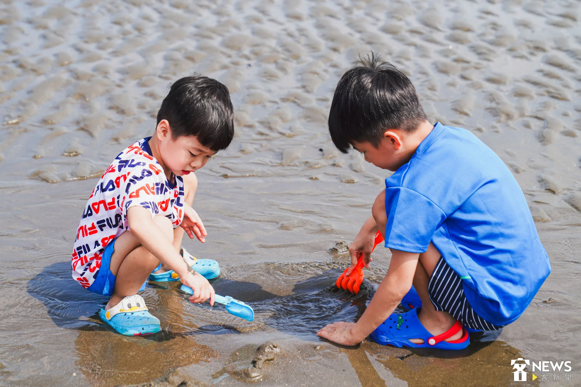 細人仔專心摸蛤。李宥妍攝