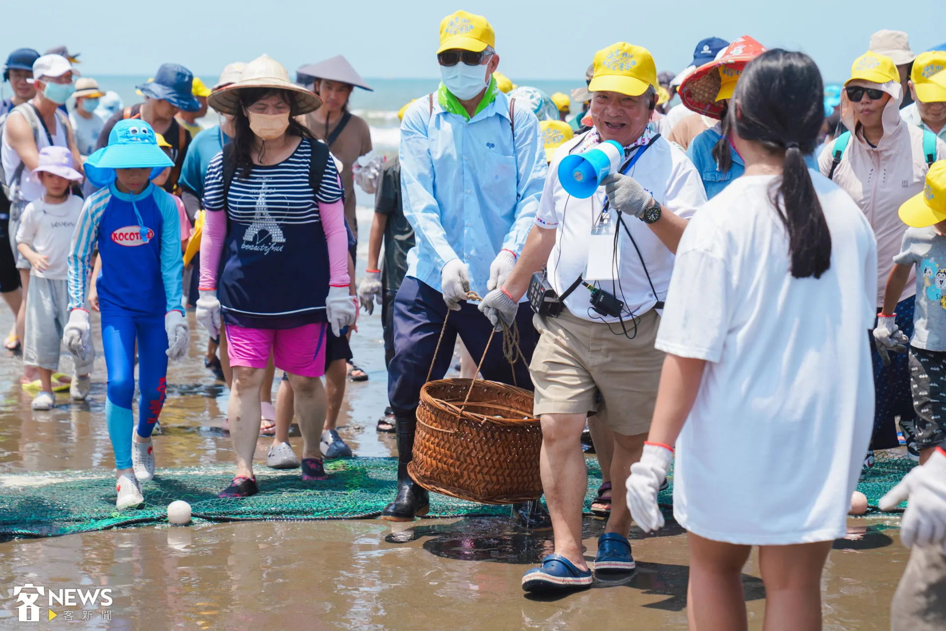 眾人迎接漁獲。李宥妍攝