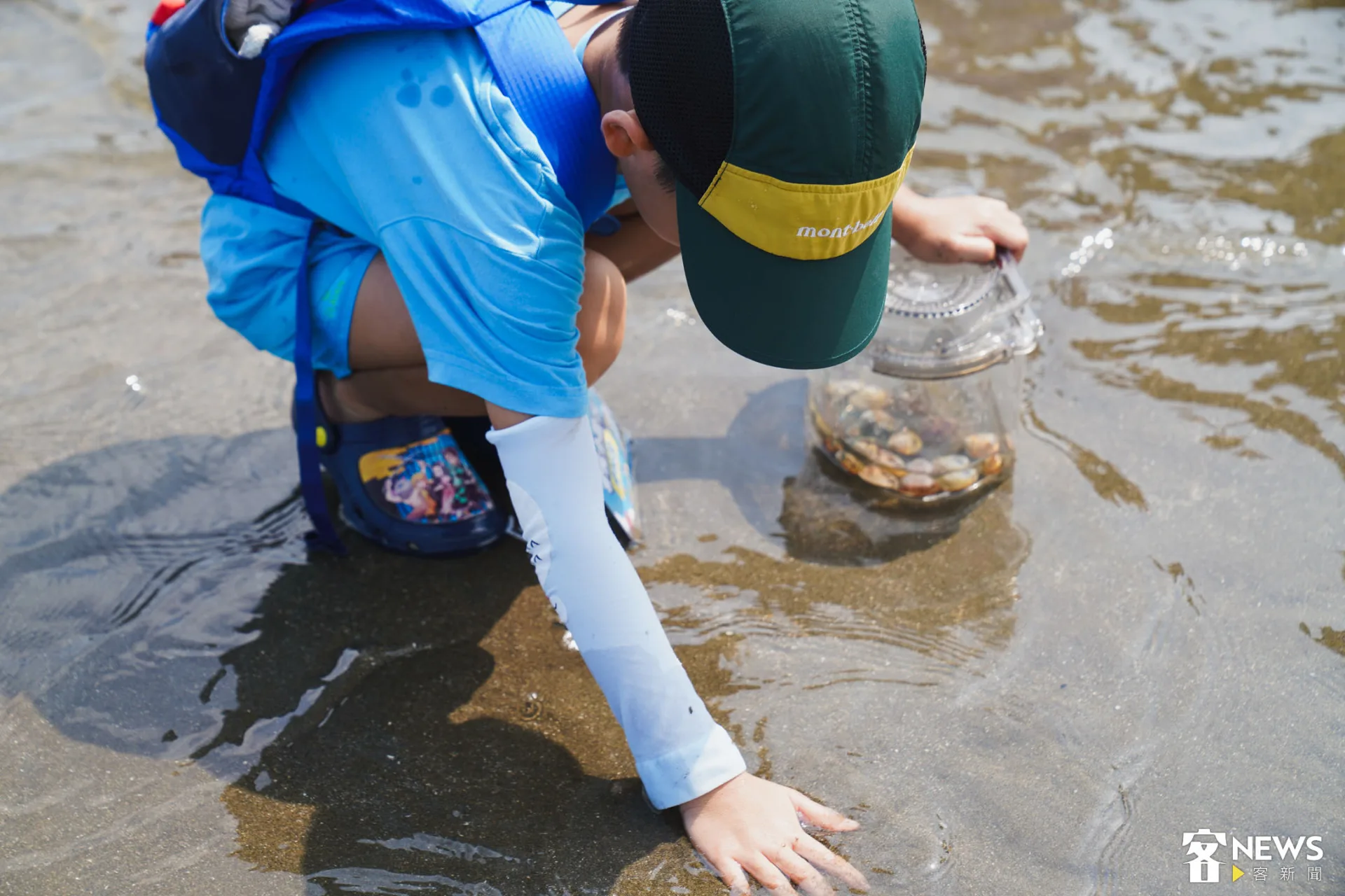 專心摸蛤收穫滿滿。李宥妍攝