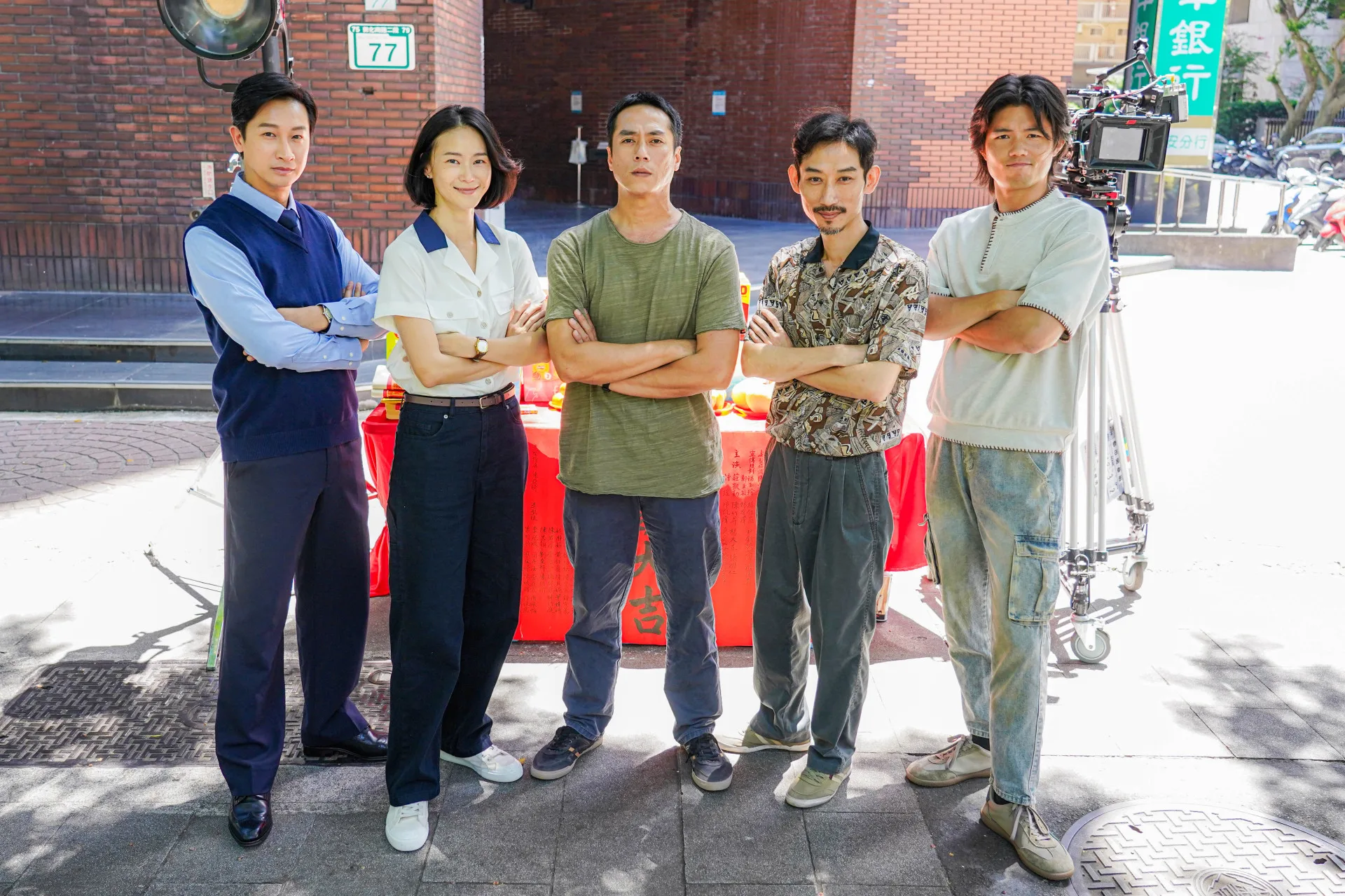 《都市開基祖》左起邱凱偉、鍾瑶、莊凱勛、陳竹昇、張耀仁。客家電視台提供