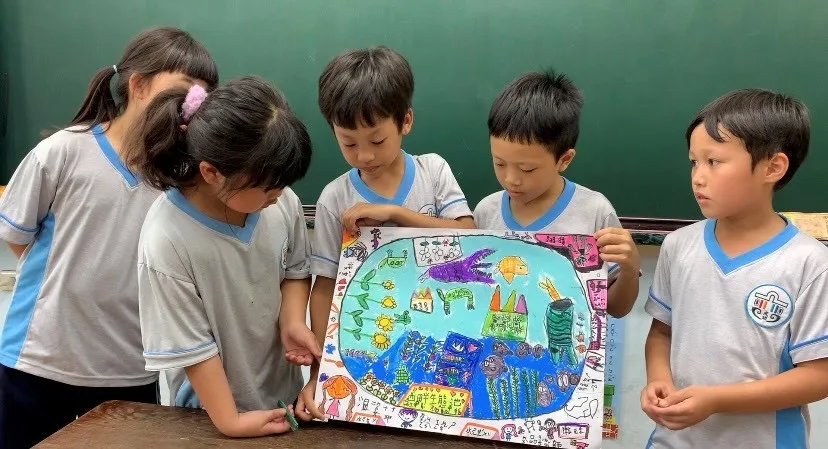 彰化成功國小西畔分校學生使用客語句型介紹共同繪製之西畔生態池地圖。客委會提供