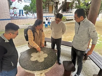 於內埔國小檢視涼亭內石桌。台中市政府提供