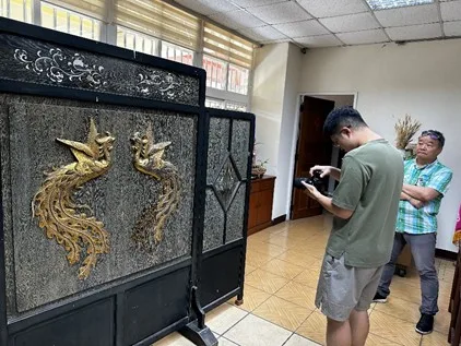 於大雅國小拍攝鳳凰屏風。台中市政府提供